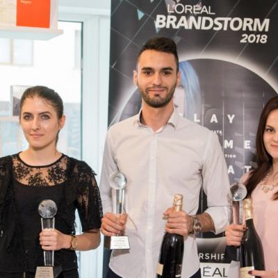 Studenții români vor să reinventeze piața saloanelor de coafură cu o imprimantă pentru păr