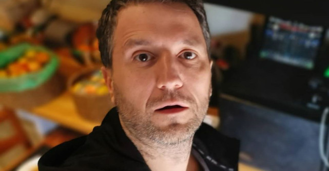 Nu te-ai fi așteptat la așa ceva! Ce mănâncă Andi Moisescu, deși soția sa este raw vegană?