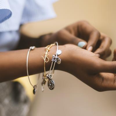 Cum combini diferite tipuri de bijuterii pentru un aspect elegant 