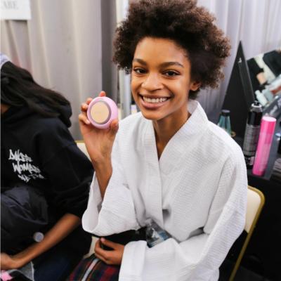 FOREO UFO isi face debutul la New York Fashion Week printr-un parteneriat cu Victoria Beckham