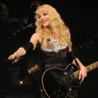  Oups! Ce femeie a mai sarutat Madonna?