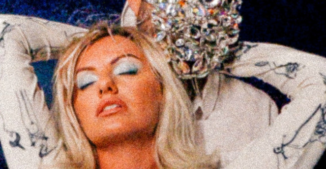 Au innebunit #Delfinii. Vara asta Criss Blaziny si Alexandra Stan sunt primii!