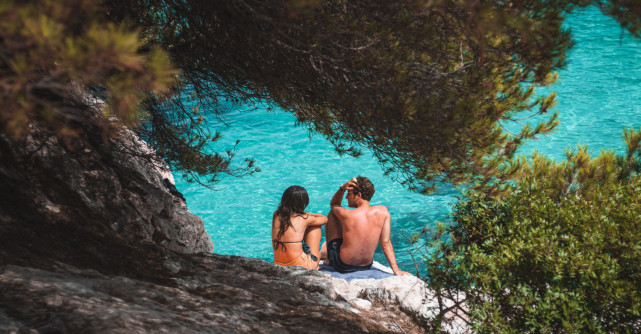 Vacanța în doi în Grecia: ce destinații funcționează pentru cupluri și ce să nu ratați