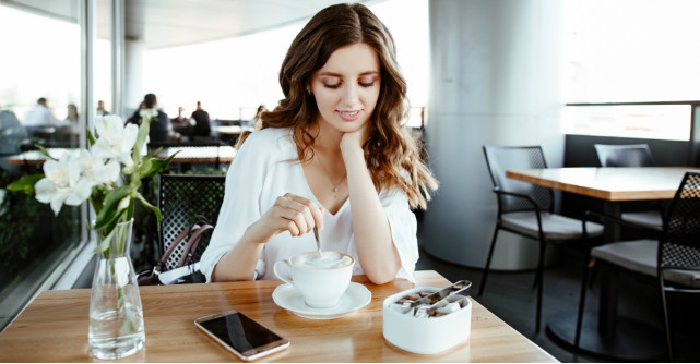 5 tipuri de bluze albe prin care nu se vede deloc!