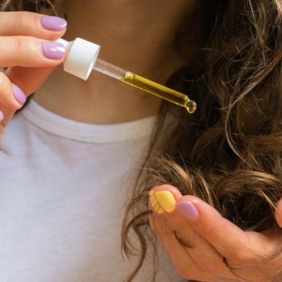 Uleiul de ricin chiar stimuleaza cresterea parului? Ce spun expertii