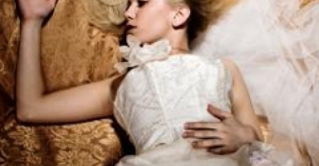 Andrej Pejic, o mireasa topless. Iti vine sa crezi ca este barbat?