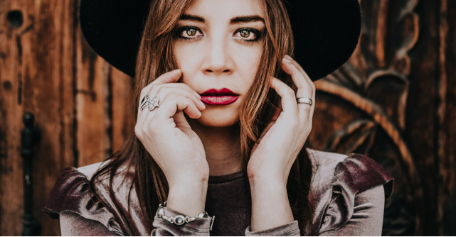 Cum porți bluzele din catifea pentru un look șic