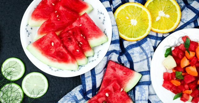 Salata rece cu pepene, menta si castravete, reteta care te ajuta sa prelungesti vara