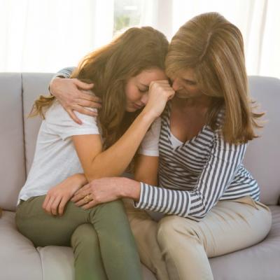 Aceasta femeie si-a gasit fiica adolescenta plangand. Iata ce a urmat