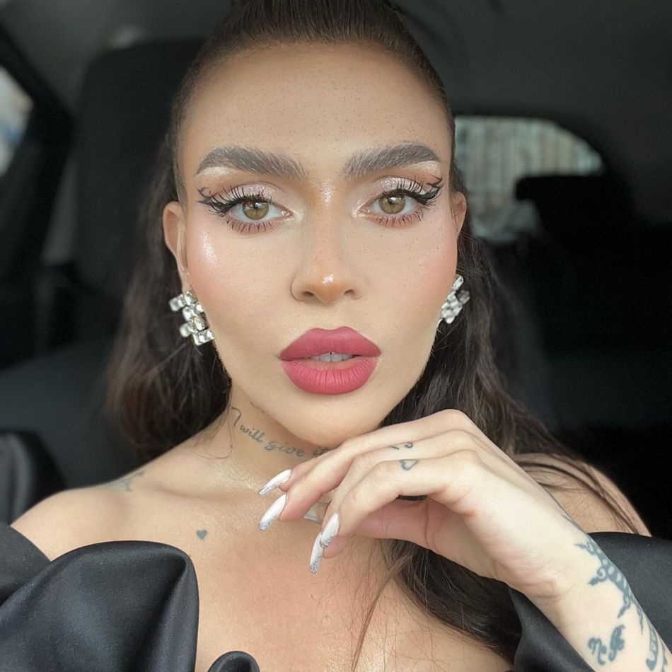 Oana Radu, moment inedit pe scenă: Sărut pasional cu un bărbat misterios în fața fanilor: Și eu sunt foarte îndrăgostită de tine