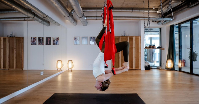 Air Yoga – zborul interior care începe atunci când îți lași corpul să plutească
