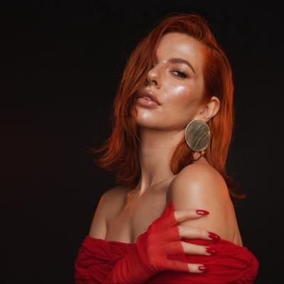 Lidia Buble lansează  Roșu Nuclear, single-ul care te va scoate din rutină