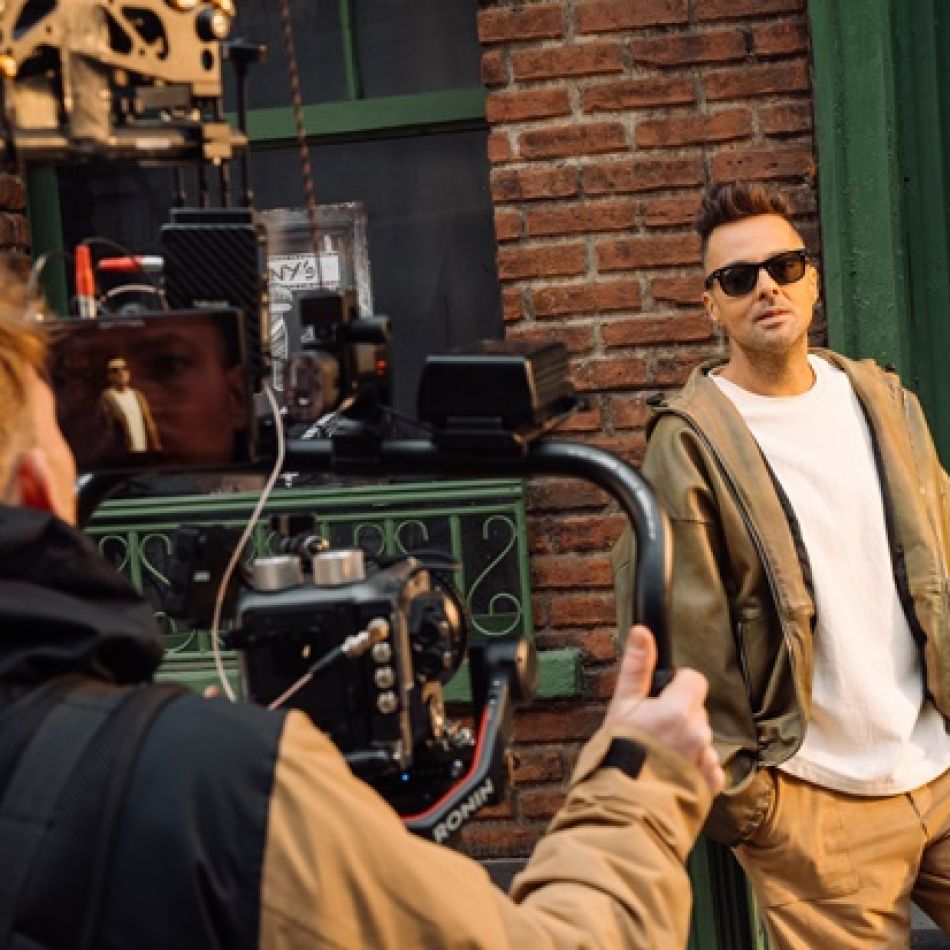 Interviu Tudor Ionescu de la FLY PROJECT:Concerte, familie, hit-uri peste hit-uri.Se anunță o vară cu mult soare pe strada lui! 