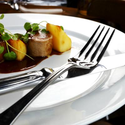 Bunele maniere in jurul lumii: 13 reguli ciudate de care ar trebui sa tii cont cand iesi in oras