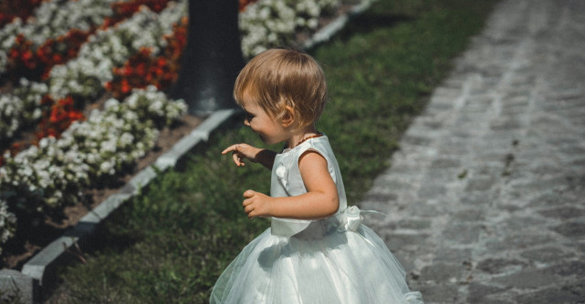 Capsule wardrobe pentru fetițe: cum să creezi combinații infinite cu rochii elegante