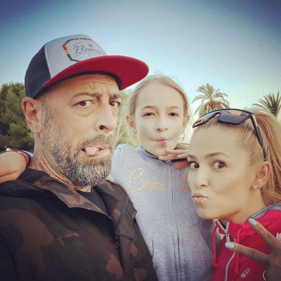 Fiica lui CRBL pasionată de muzica K-Pop. Alesia cântă în englează și coreeană, iar tatăl său se gândește la o carieră 