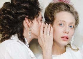 Psihologia din spatele bârfelor: De ce simțim nevoia să vorbim despre alții?