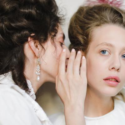 Psihologia din spatele bârfelor: De ce simțim nevoia să vorbim despre alții?