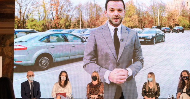 Mihai Morar și Andreea Raicu sunt gazdele Festivalului Brazilor de Crăciun: 