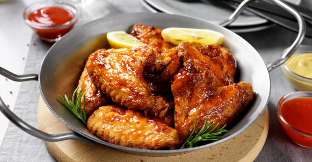 Aripioare de pui picante și crocante la air fryer: rețeta completă, cu trucuri ca să iasă rumene și suculente