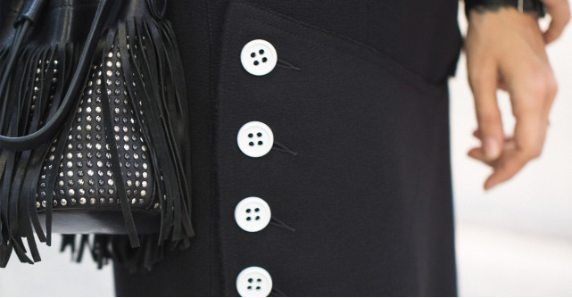 Fustele cu nasturi decorativi sunt atât de interesante