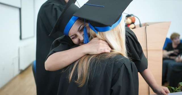 Fiica Adrianei Iliescu a terminat liceul în calitate de șefă de promoție. Eliza Iliescu se va înscrie la două facultăți