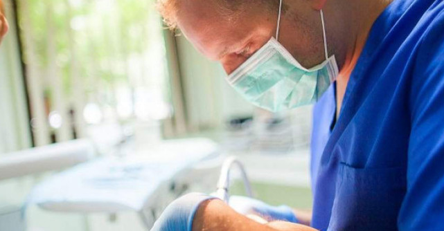 Implanturi sau punti dentare?