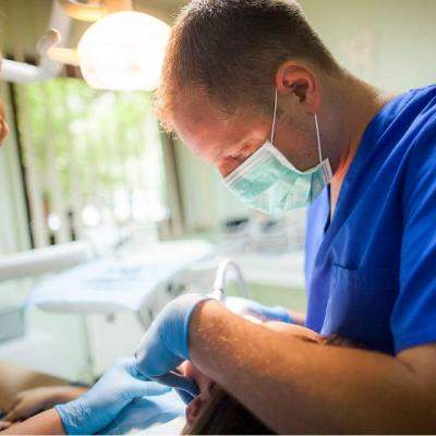 Implanturi sau punti dentare?