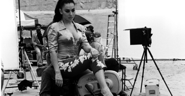 Charli xcx lansează Camera, o confesiune despre identitate, vulnerabilitate și presiunea de a exista în lumina reflectoarelor