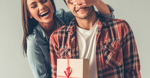 Cadouri de Dragobete pentru el: idei cu stil pentru bărbatul special