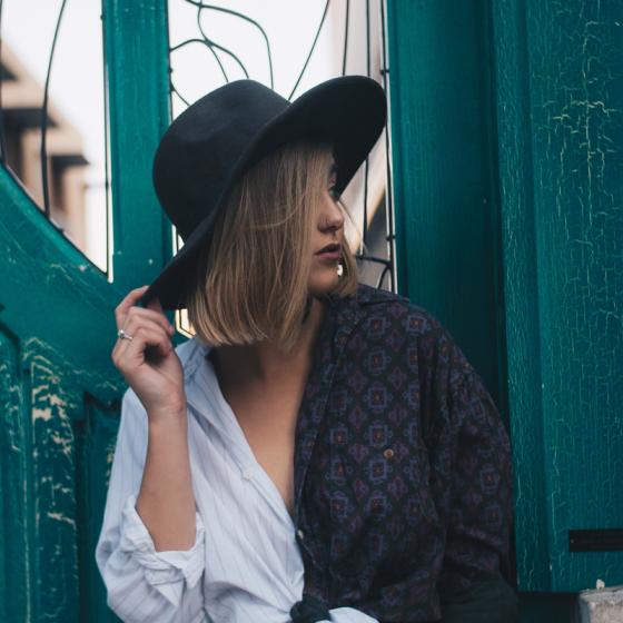 Salopeta asimetrică cu croială confortabilă este ținuta de seară perfectă!