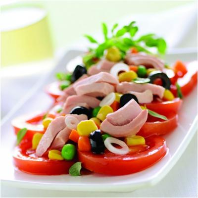 Salata mediteraneana cu ton RIO Mare si rosii 