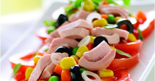 Salata mediteraneana cu ton RIO Mare si rosii 