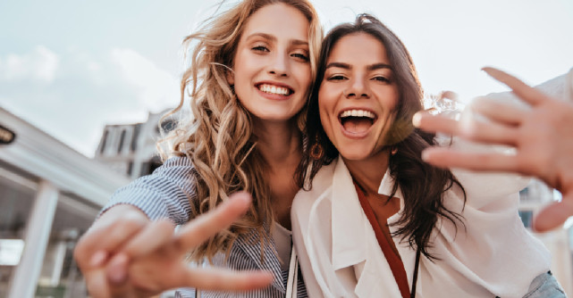 Top 3 zodii care se împrietenesc cu toată lumea. Ești curioasă dacă te afli printre ele?