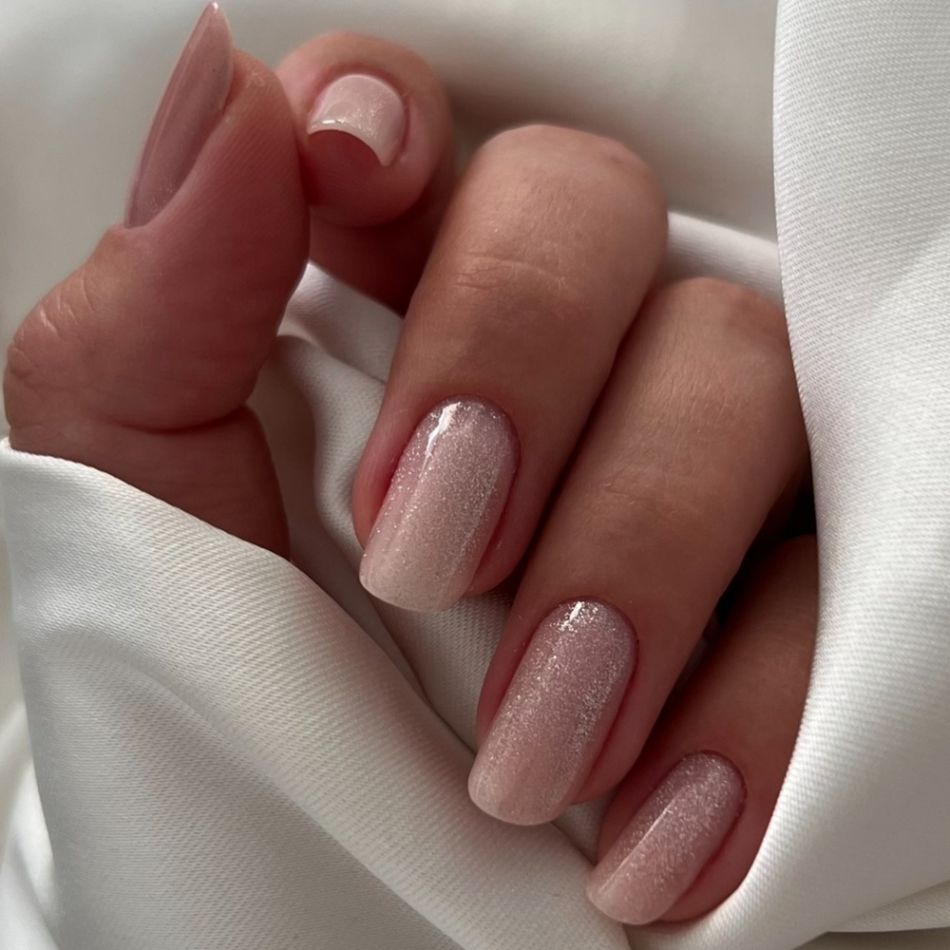 Nail trend alert 2026: Revenirea spectaculoasă a unghiilor pătrate