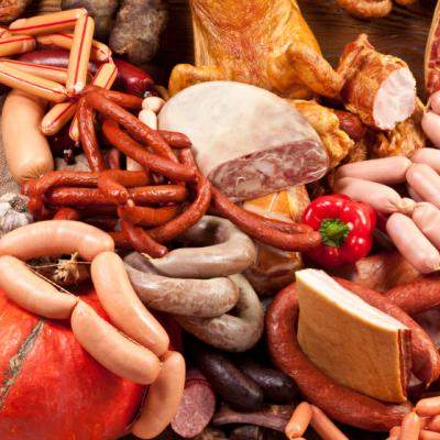 Mananci mezeluri? Esti in mare pericol!