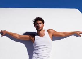 Calvin Klein dă startul verii cu Cooper Koch în elementele esențiale pentru vreme caldă
