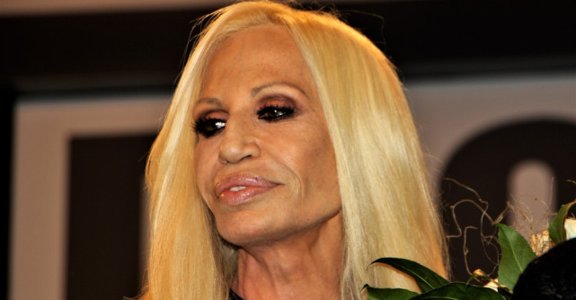 Donatella Versace se retrage din funcția de director creativ al casei Versace după aproape 30 de ani