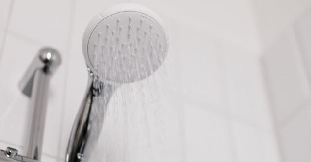 Cum scapi de aburul din baie: soluții simple pentru o baie fără umezeală și mucegai