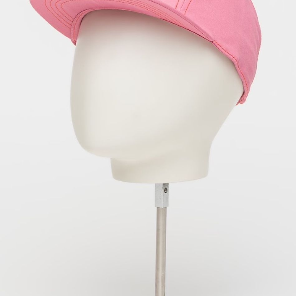 CHIC ȘI PROTEJATĂ DE SOARE CU 20 DE PĂLĂRII ȘI ȘEPCI