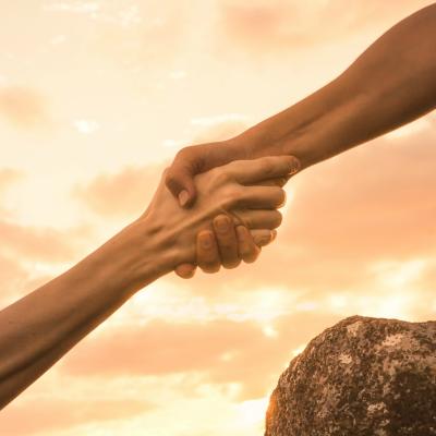 5 moduri de a-i ajuta pe ceilalți fără a te pierde pe tine