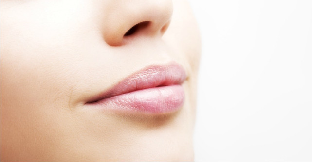 7 balsamuri de buze naturale cu factor de protecție solară - pentru hidratare și catifelare