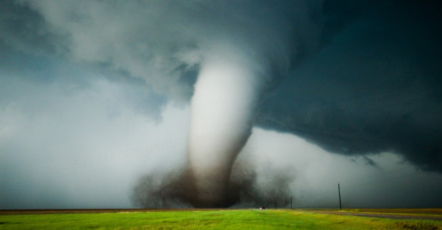 Puțini oameni știu asta! Cum se formează, de fapt, o tornadă?