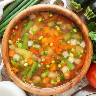 Câte calorii are ciorba de legume? Este recomandată la dietă?