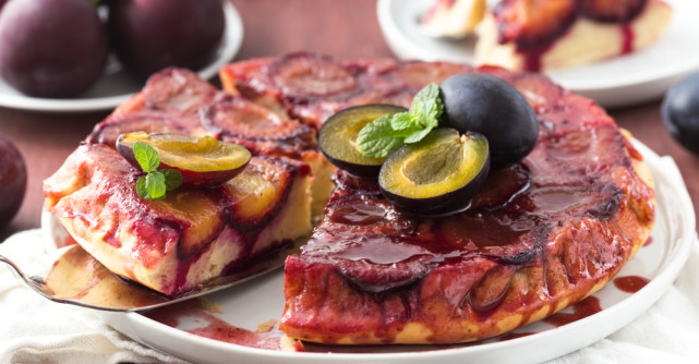 Ai pofta de un desert rapid? Atunci incearca aceasta prajitura cu pruna rasturnata la tigaie