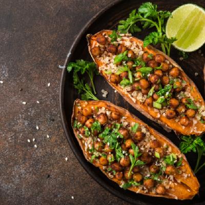 Cartofi dulci umpluti cu quinoa, fasole neagra si guacamole