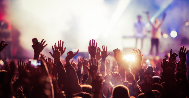 Care este onorariul artiștilor din România pentru concerte. Cântăreața cu tariful cel mai mare