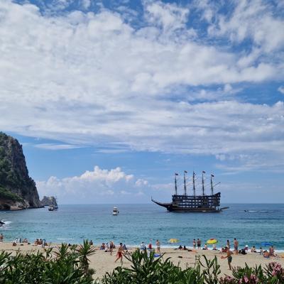 Un castel deasupra mării, plaje superbe și seri nesfârșite: farmecul orașului Alanya