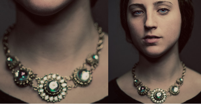 Coliere cu pietre prețioase purtate cu haine casual: aceasta e moda sezonului!