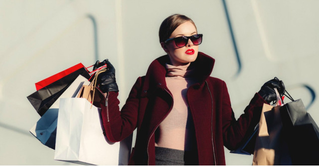 Începe noul an cu un look mai tineresc. Cum să arăți cu zece ani mai tânără cu ținutele potrivite